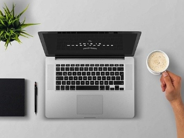 パソコンとコーヒーの写真